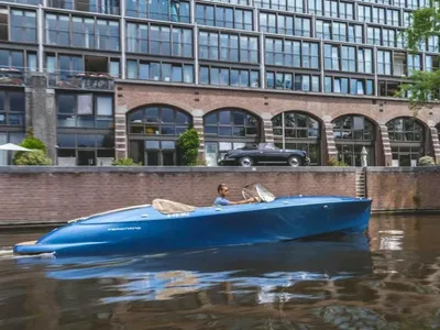 blauwe speedboot op gracht