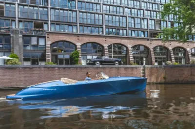 blauwe speedboot op gracht