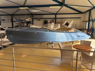 blauwe speedboot in binnenstalling