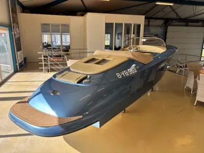 blauwe speedboot in binnenhal