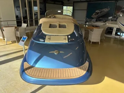 blauwe speedboot in showroom