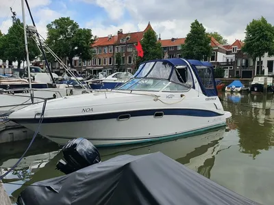 sportcruiser afgemeerd in haven