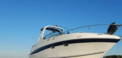 witte motorboot op het water, laag perspectief