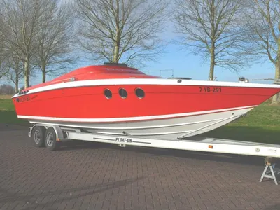 rode sportboot op trailer