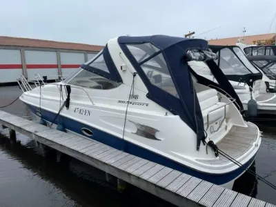 motorboot afgemeerd aan steiger