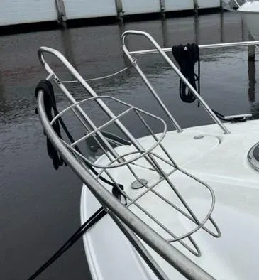 vooraanzicht boeg en dek van motorboot