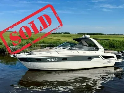 sportcruiser in het water met rood 'sold' stempel