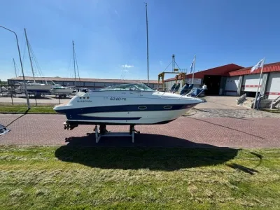sportcruiser op bok bij jachthaven
