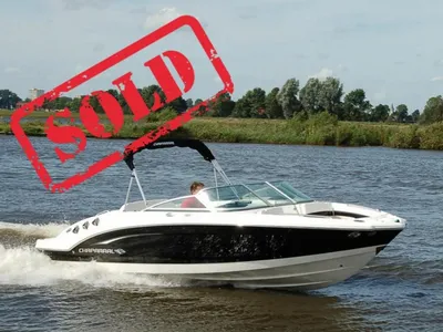 sportboot op het water met bimini