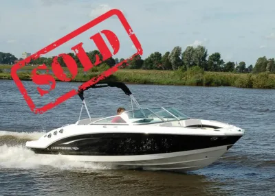 sportboot op het water met bimini