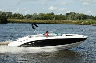 snelboot met zwarte romp op water