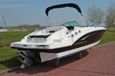 snelboot op land met zwarte romp