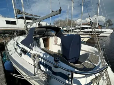 zeiljacht afgemeerd in jachthaven