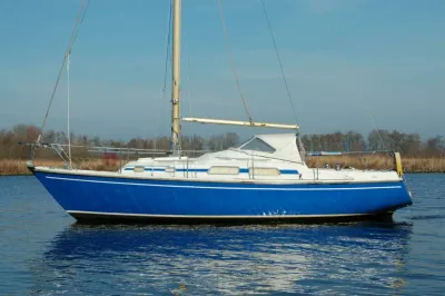 zijaanzicht van blauw zeiljacht in het water