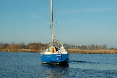 Blauwe zeiljacht liggend in het water