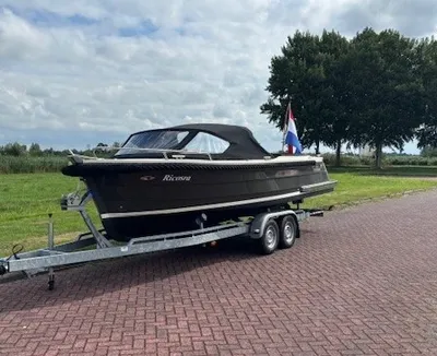 sloep op trailer op weg