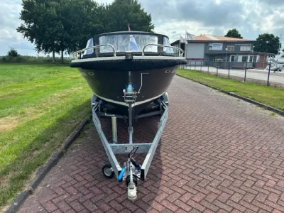 sloep op trailer op stenen oprit