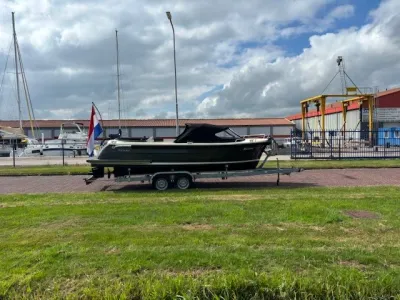 sloep op trailer bij jachthaven