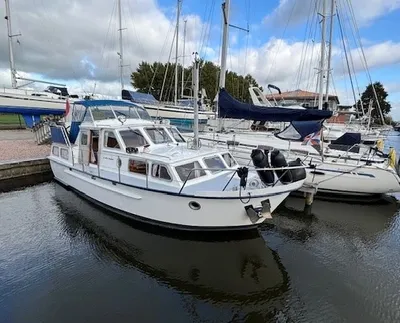 motorjacht aangemeerd in jachthaven