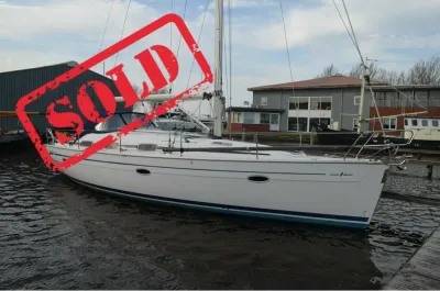 witte zeilboot afgemeerd in jachthaven