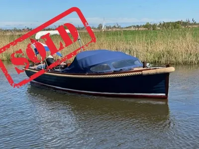 sloep op rustig water met kap
