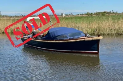 sloep op rustig water met kap