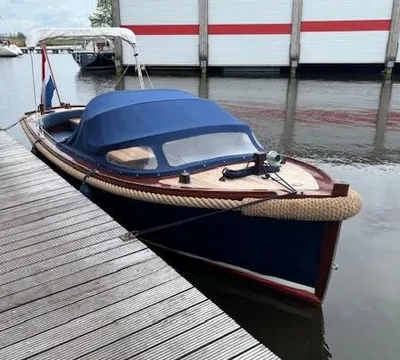 blauwe sloep aangemeerd bij steiger
