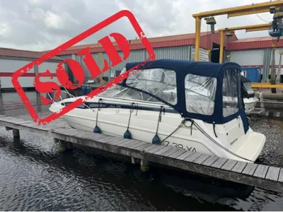sportcruiser afgemeerd bij steiger
