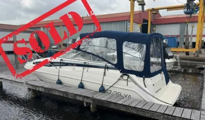 sportcruiser afgemeerd bij steiger