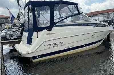 motorboot afgemeerd bij steiger