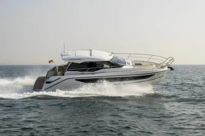 motorjacht op zee in vaart