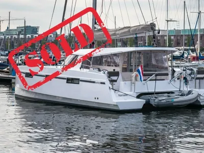 catamaran in een jachthaven