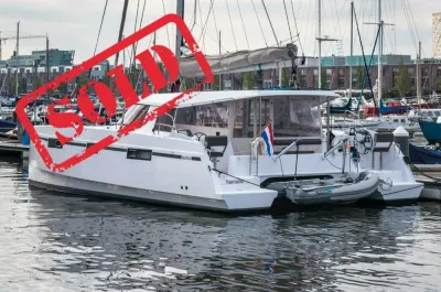 catamaran in een jachthaven