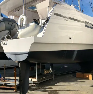 catamaran op helling in scheepswerf