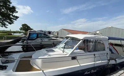 motorboot aangemeerd in jachthaven