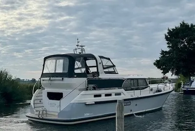 motorjacht in het water bij aanlegplaats