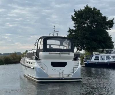 achteraanzicht motorjacht in kanaal