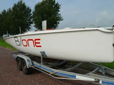 zeilboot op trailer zijaanzicht