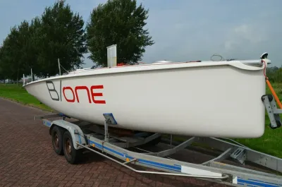 zeilboot op trailer zijaanzicht