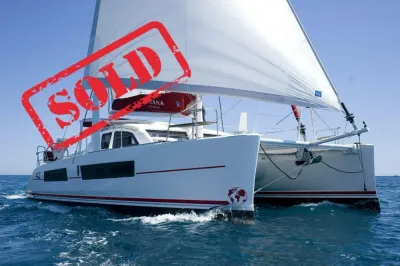 catamaran zeilend op open zee