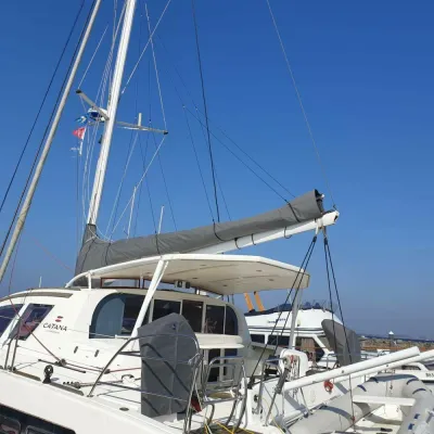 zeilcatamaran afgemeerd in haven
