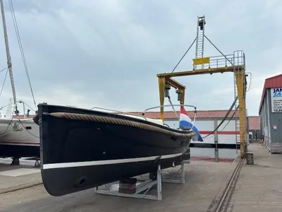sloep op bokken in jachthaven