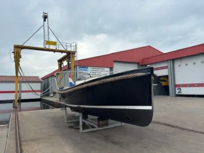 zwarte sloep op werf