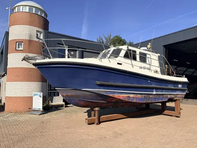 motorboot op stelling bij bedrijfspand
