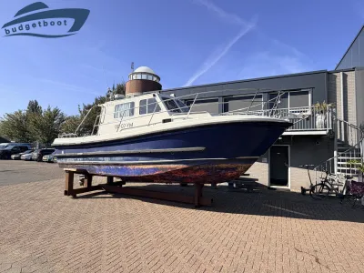 motorboot op de kant naast bedrijfsgebouw
