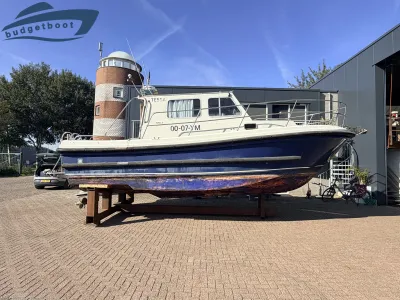 motorboot op bok buiten bij loods