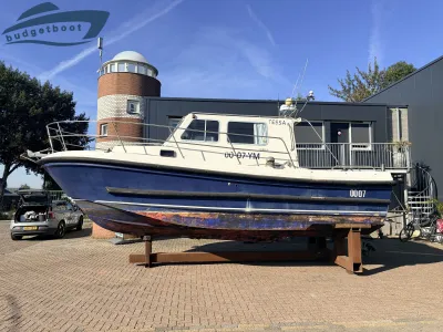 motorboot op bok naast gebouw