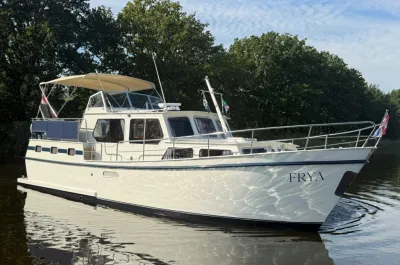motorschip op stil water
