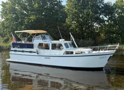 wit motorschip op rivier met bomen op achtergrond