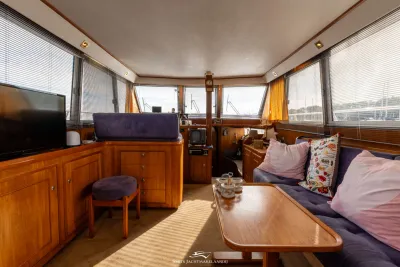 interieur salon van jacht met zithoek en tafel